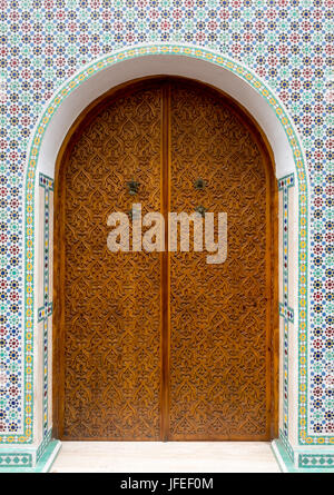 Libre d'une porte en bois brun avec des sculptures et des mosaïques dans le Maroc, l'Afrique. Banque D'Images