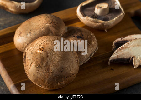 Matières premières biologiques sains Champignons Portobello prêt à manger Banque D'Images