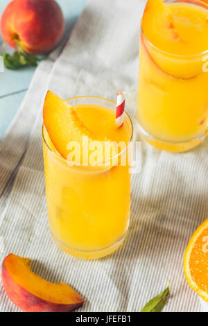 Pêche et rafraîchissant cocktail orange Navel floue avec une garniture Banque D'Images