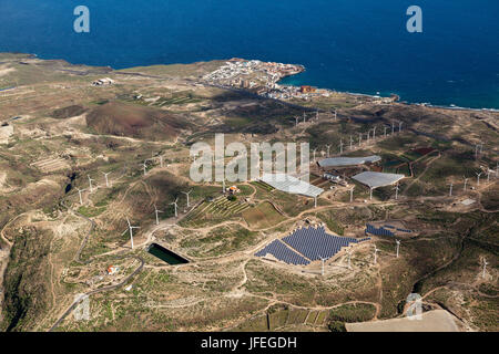 Vue aérienne, les installations solaires et éoliennes, Tenerife, Espagne Banque D'Images