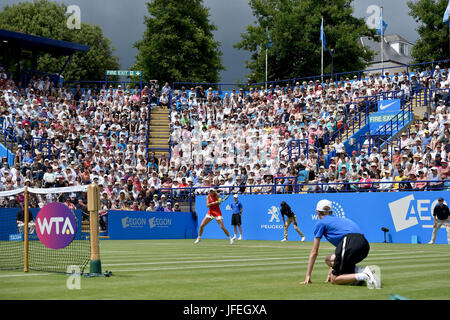 Fans watch Caroline Wozniacki du Danemark au cours de l'International Aegon tennis tournament à Eastbourne Eastbourne Devonshire Park Sussex UK . 30 Juin 2017 Banque D'Images