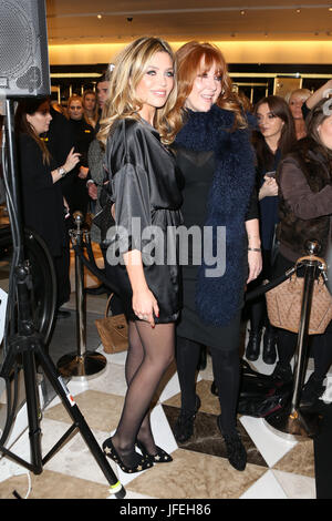 Charlotte Tilbury et Abbey Clancy - démonstration de maquillage. Banque D'Images