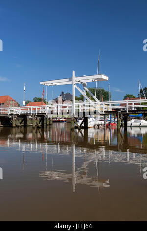 Pont blanc dans la tourbe harbour, Tönning, Frise du Nord, Schleswig - Holstein, Allemagne du Nord, Allemagne Banque D'Images