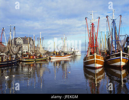 Coupeuses de crabe dans le port d'Ayas, en Frise orientale, dans le Nord de l'Allemagne, Allemagne Banque D'Images