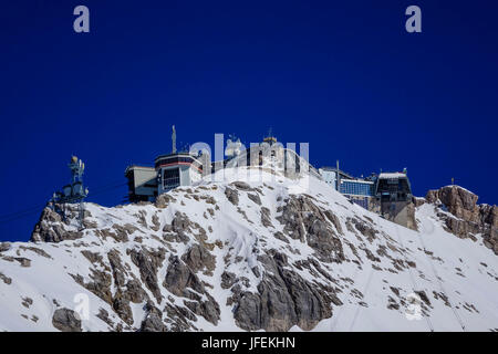 Vue de la sommet de la Zugspitze, la plus haute montagne d'Allemagne, avec station météo et environnement Recherche, Bavaria, Germany, Europe Banque D'Images