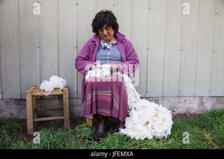 Araucania Temuco, Chili, mapuches, commerce équitable,, les textiles, la laine des moutons et de spin, enveloppement, femme Banque D'Images