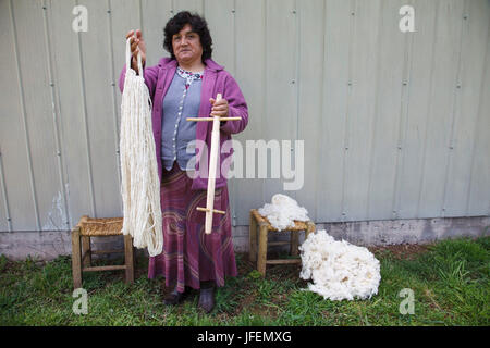 Araucania Temuco, Chili, mapuches, commerce équitable,, les textiles, la laine des moutons et de spin, enveloppement, femme Banque D'Images