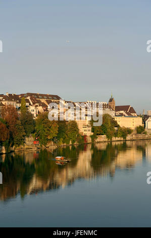 La suisse, Bâle, le traversier de Münster Rhin en direction de Bâle et de la cathédrale grand district Banque D'Images