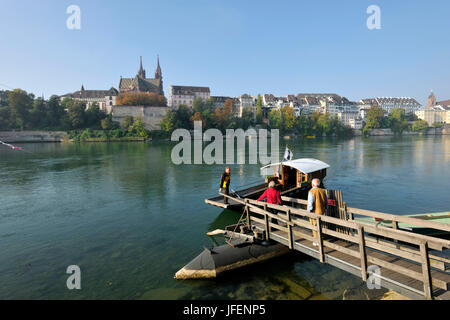 La Suisse, Canton de Bâle-Ville, Bâle, la rive gauche du Rhin, Grand, et la cathédrale de Bâle, avec la Cathédrale et le traversier de Münster Rhin Banque D'Images