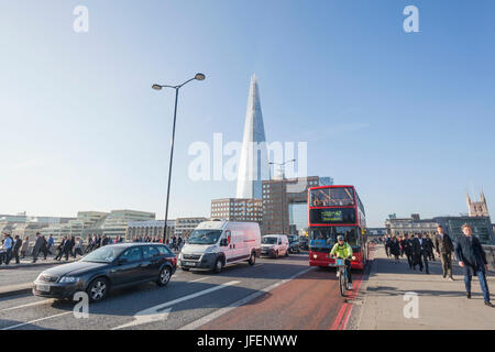 L'Angleterre, Londres, Southwark, cyclistes traversant le pont de Londres Banque D'Images