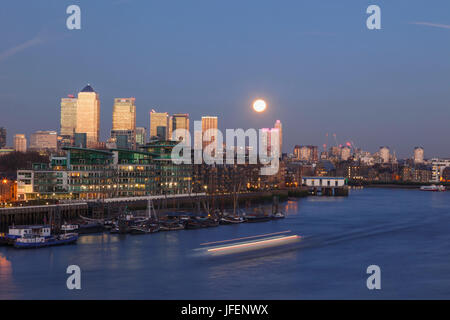 L'Angleterre, Londres, Docklands, Canary Wharf et Tamise au crépuscule Banque D'Images