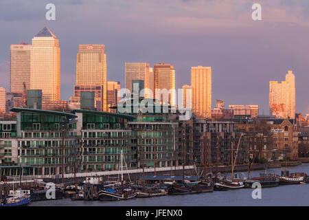 L'Angleterre, Londres, Docklands, Canary Wharf et Tamise au crépuscule Banque D'Images