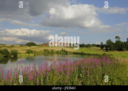 Vue depuis le tee du 18e trou au-dessus du lac à la le vert sur le cours sur le patrimoine du Club de Londres, Ash, Kent, Angleterre Banque D'Images