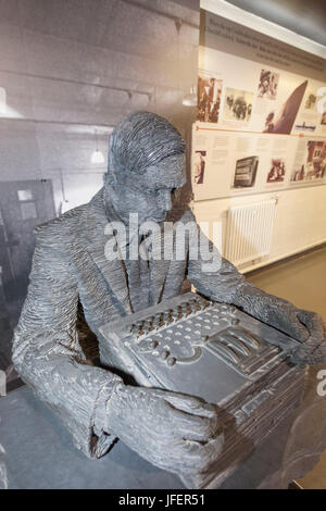 L'Angleterre, dans le Buckinghamshire, Bletchley, Bletchley Park, Alan Turing Statue Banque D'Images