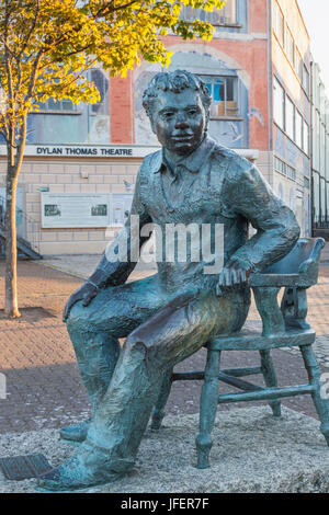 Le Pays de Galles, Swansea, Glamorgan, Dylan Thomas Statue Banque D'Images