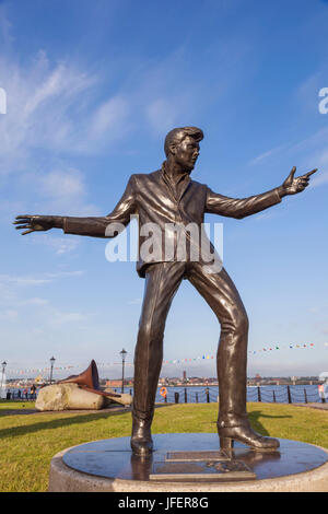 L'Angleterre, Liverpool, Merseyside, Albert Dock, Sculpture de Billy Fury par Tom Murphy Banque D'Images