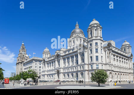 L'Angleterre, Liverpool, Merseyside, Pier Head, les Trois Grâces, bâtiments et Cunard Royal Liver et Port de Liverpool Buildings Banque D'Images