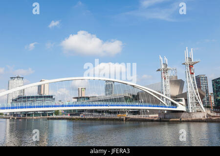 En Angleterre, Manchester, Salford, les quais, le pont Millenium et le Lowry et Media City Skyline Banque D'Images
