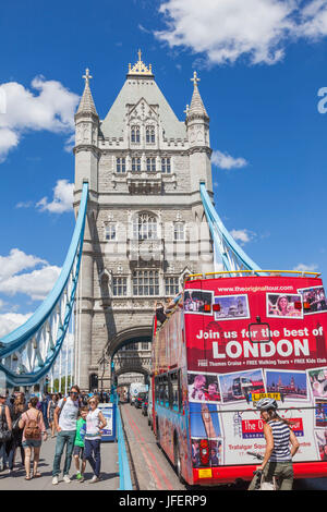 L'Angleterre, Londres, Tower Bridge et Double Decker Bus Tour Banque D'Images