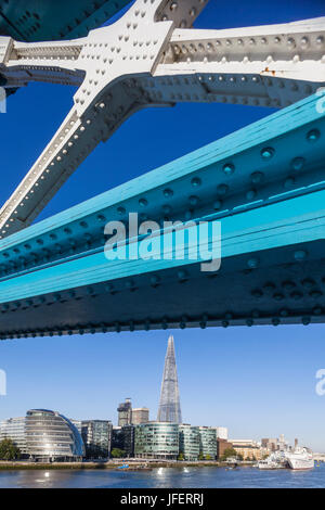 L'Angleterre, Londres, Southwark, le Tower Bridge et le tesson Banque D'Images