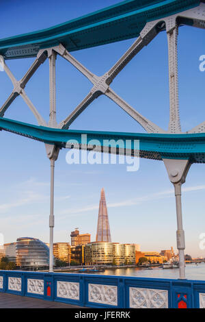 L'Angleterre, Londres, Southwark, le Tower Bridge et le tesson Banque D'Images