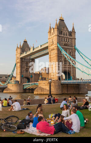 L'Angleterre, Londres, Tower Bridge, les gens se détendre sur Potters Field Banque D'Images