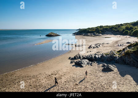 Les personnes bénéficiant de la plage de Borth y Gest près de Porthmadog, au Pays de Galles par une chaude journée ensoleillée et au début de l'été. Banque D'Images