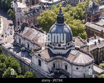 Une vue aérienne au-dessus de Kensington à Londres Angleterre Royaume-uni avec l'Oratoire de Londres au premier plan, près du Victoria & Albert museum Banque D'Images