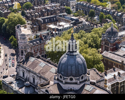 Une vue aérienne au-dessus de Kensington à Londres Angleterre Royaume-uni avec l'Oratoire de Londres au premier plan, près du Victoria & Albert museum Banque D'Images