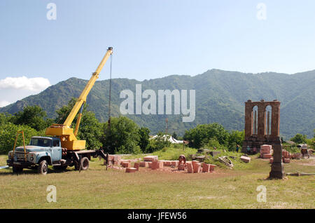 Une vieille grue à travailler sur des travaux de restauration au monastère Odzoun en Arménie Banque D'Images