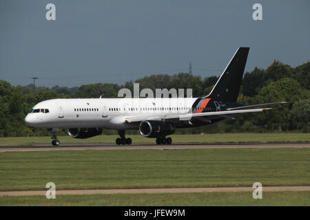 L''aéroport de Stansted, Essex - 10 juin 2017, Titan Airways, Boeing 757, G-ZAPX Banque D'Images