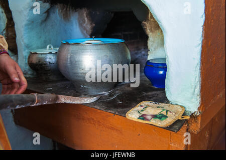 La cuisson des repas dans une poêle russe Banque D'Images