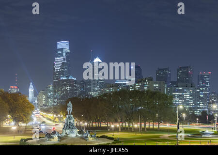 PHILADELPHIA, PA - NOVEMBRE 2012 : Philadelphia skyline nuit Benjamin Franklin Parkway et de la Philadelphia Art Museum Banque D'Images