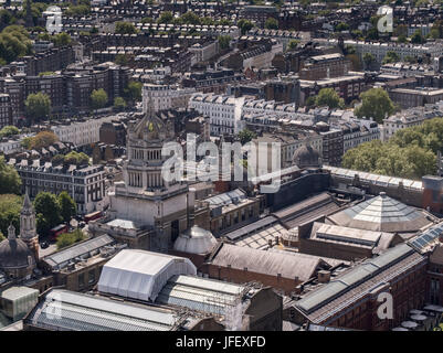 Le Victoria and Albert Museum (souvent abrégé comme le V&A), Londres, est le plus grand musée des arts décoratifs et design, un logement permanen Banque D'Images