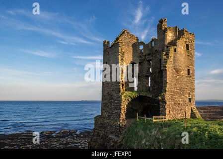 Château surplombant la baie de Keiss Sinclairs, Caithness, Ecosse, Royaume-Uni Banque D'Images