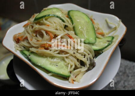 Végétarien frais spaghetti avec sauce à la crème de courgettes sous mûres Banque D'Images