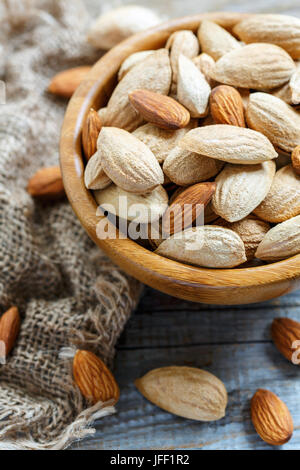 Amandes dans bol en bois libre. Banque D'Images