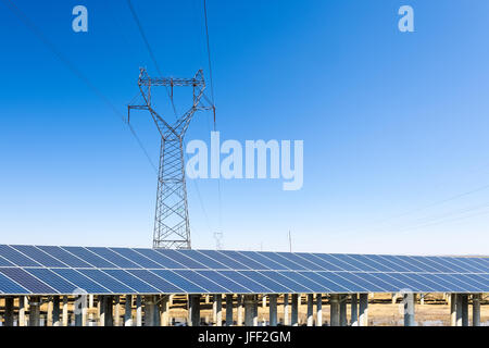 L'énergie solaire dans le cadre du sunny sky Banque D'Images