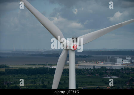 Allemagne Hambourg, wind turbine Siemens SWT-3.0-113 de fournisseur d'énergie municipale Hamburg Energie chez Trimet derrière airbus et Elbe / Deutschland, Hambourg, Trimet Gelaende, Siemens Windkraftanlage SWT-3.0-113 des kommunalen Stromerzeuger Hamburg Energie, Airbus Gelaende Hintergrund und Elbe Banque D'Images