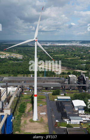 Allemagne Hambourg, wind turbine Siemens SWT-3.0-113 de fournisseur d'énergie municipale Hamburg Energie chez Trimet aluminium company / zone DEUTSCHLAND, Hambourg, Trimet Aluminium Werk Gelaende, Siemens Windkraftanlage SWT-3.0-113 des kommunalen Stromerzeuger Hamburg Energie Banque D'Images