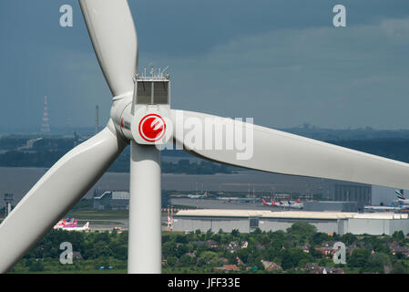 Allemagne Hambourg, wind turbine Siemens SWT-3.0-113 de fournisseur d'énergie municipale Hamburg Energie chez Trimet derrière airbus et Elbe / Deutschland, Hambourg, Trimet Gelaende, Siemens Windkraftanlage SWT-3.0-113 des kommunalen Stromerzeuger Hamburg Energie, Airbus Gelaende Hintergrund und Elbe Banque D'Images