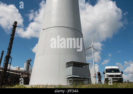 Allemagne Hambourg, wind turbine Siemens SWT-3.0-113 de fournisseur d'énergie municipale Hamburg Energie chez Trimet aluminium company / zone DEUTSCHLAND, Hambourg, Trimet Aluminium Werk Gelaende, Siemens Windkraftanlage SWT-3.0-113 des kommunalen Stromerzeuger Hamburg Energie, Service Siemens Banque D'Images