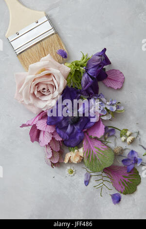 Brosse et fleurs Banque D'Images