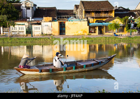 Les touristes asiatiques dans une barque sur la rivière Thu Bon à Hoi An, Vietnam, un VietnamHoi Banque D'Images