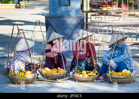 Les vendeurs de fruits à Hoi An, Vietnam Banque D'Images