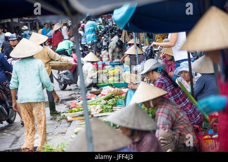 Les femmes vendent des légumes frais au marché d'Hoi An, Hoi An, Vietnam Banque D'Images