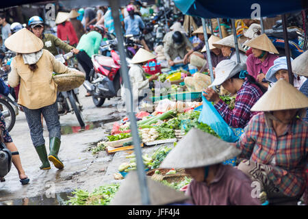 Les femmes vendent des légumes frais au marché d'Hoi An, Hoi An, Vietnam Banque D'Images