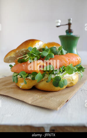 Rouler avec le saumon et radis cress Banque D'Images