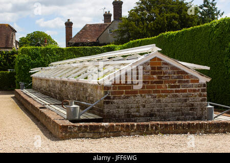 L'un des nombreux cadres froid en briques dans le célèbre jardin clos à West Dean estate dans West Sussex dans le sud de l'Angleterre Banque D'Images