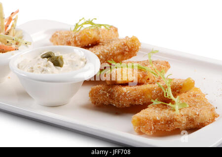 Bâtonnets de fromage frit avec sauce tartare Banque D'Images